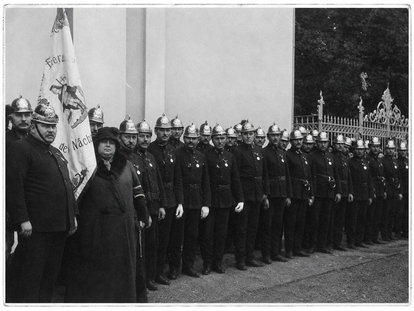 El cuerpo de bomberos de Parabutsch en formación