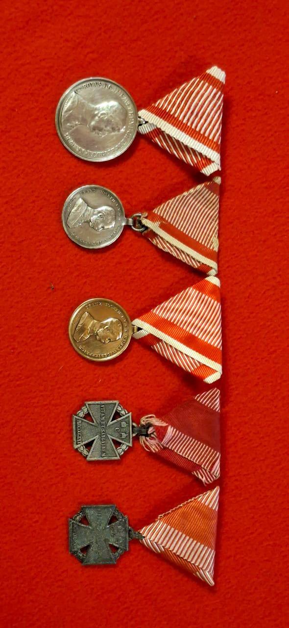 Las cinco condecoraciones de Anton Schmidt montadas con cintas de época