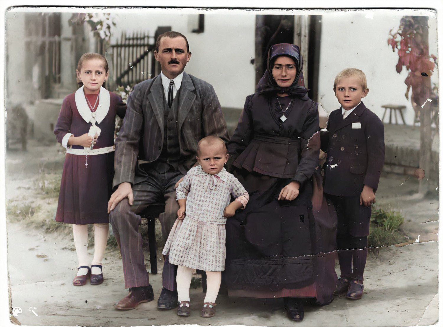 Anton Schmidt y Katharina Knorr con sus tres hijos en la calle de Parabutsch, hacia 1929
