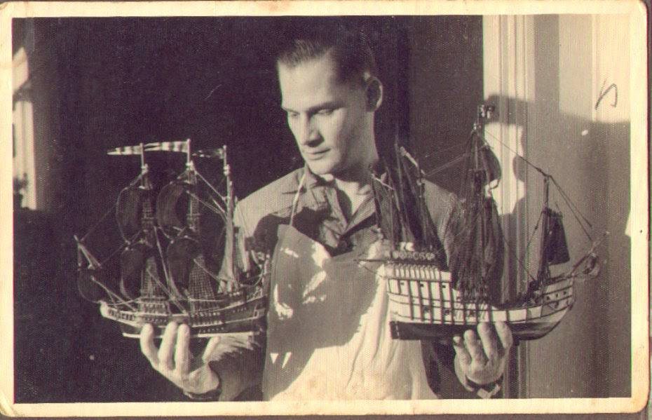 Hermann Kohr con dos de sus barcos en miniatura